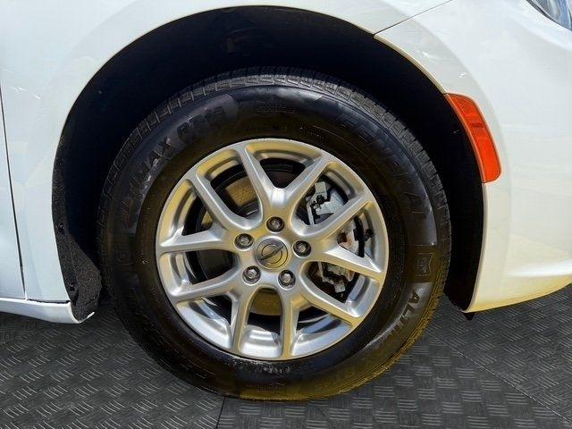 Chrysler Pacifica photo 8