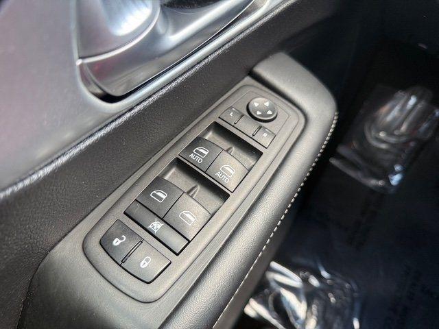 Chrysler Pacifica photo 9