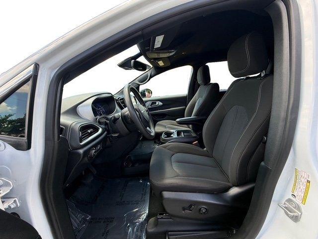 Chrysler Pacifica photo 10