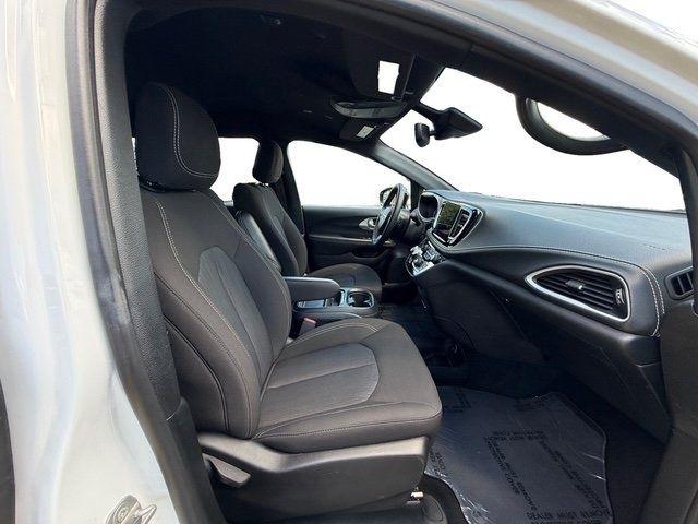 Chrysler Pacifica photo 11