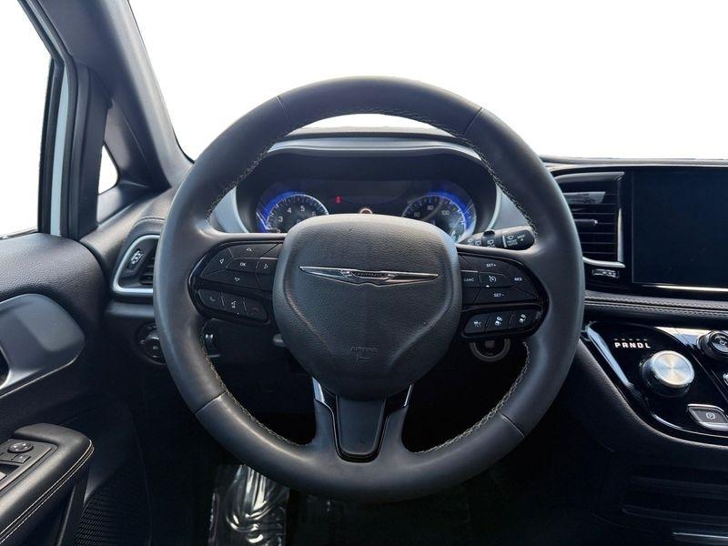 Chrysler Pacifica photo 12