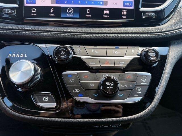 Chrysler Pacifica photo 18