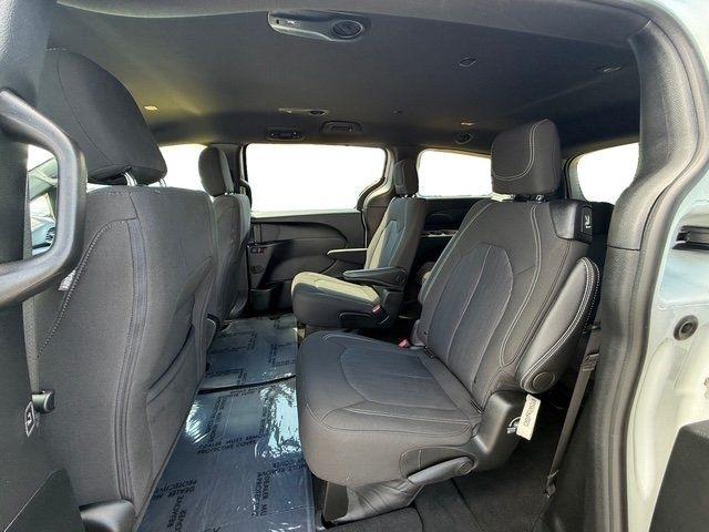 Chrysler Pacifica photo 19