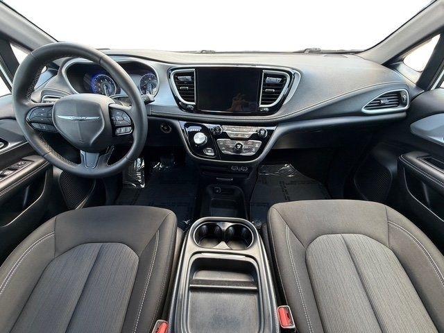 Chrysler Pacifica photo 21