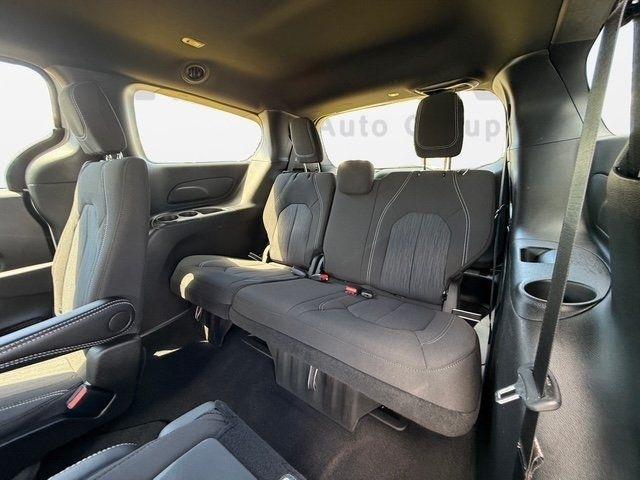 Chrysler Pacifica photo 23