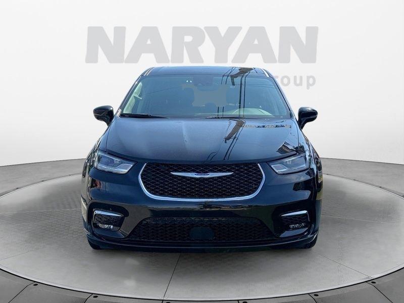 Chrysler Pacifica photo 3