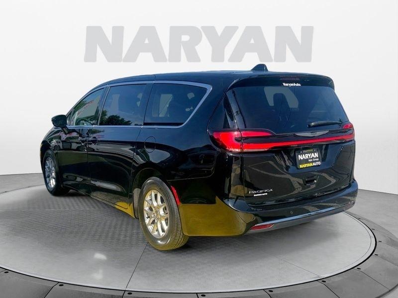 Chrysler Pacifica photo 5