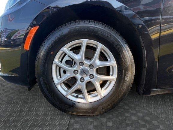 Chrysler Pacifica photo 8