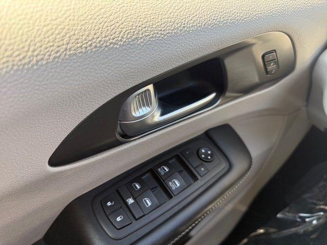Chrysler Pacifica photo 9