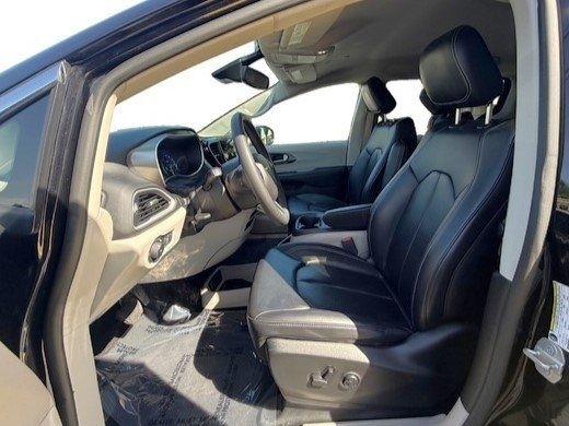 Chrysler Pacifica photo 10