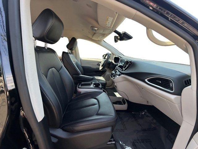 Chrysler Pacifica photo 11