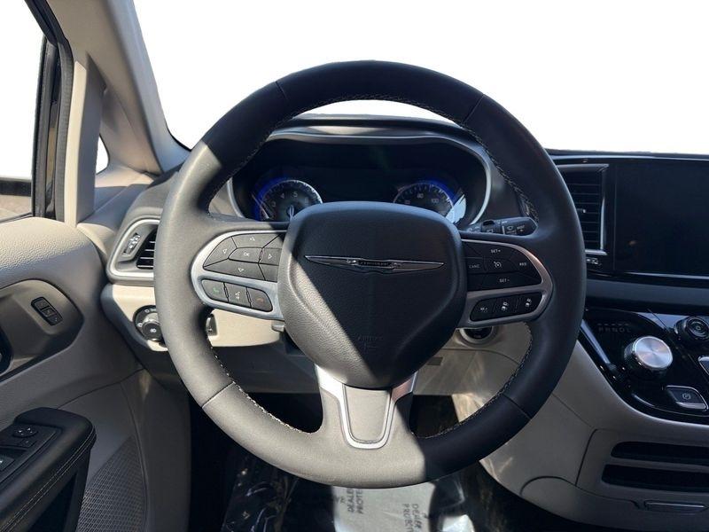 Chrysler Pacifica photo 12