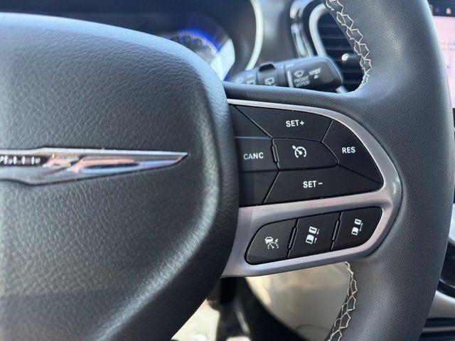 Chrysler Pacifica photo 15