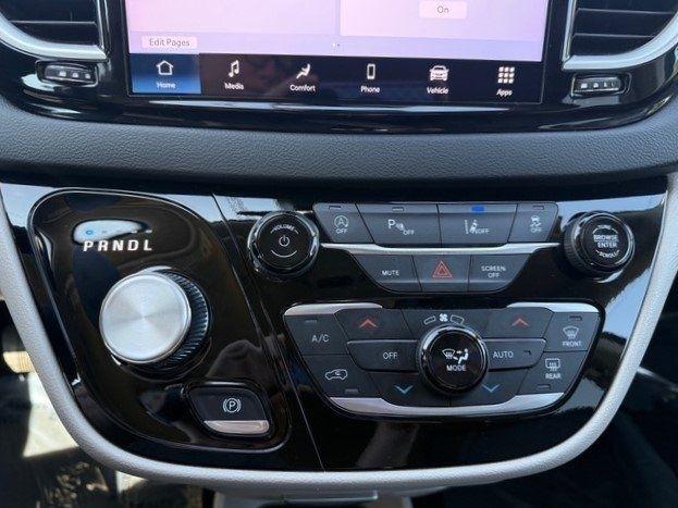 Chrysler Pacifica photo 17