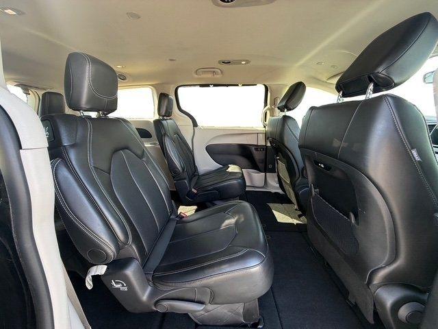 Chrysler Pacifica photo 19