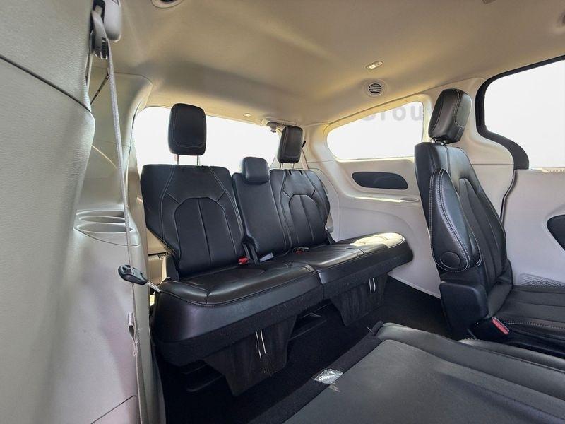 Chrysler Pacifica photo 21