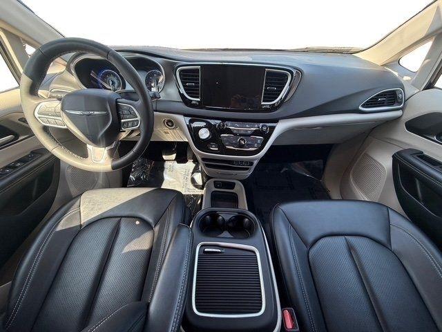 Chrysler Pacifica photo 22
