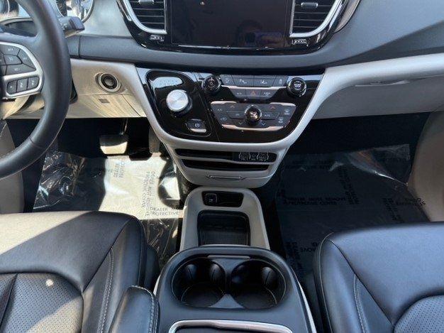 Chrysler Pacifica photo 23