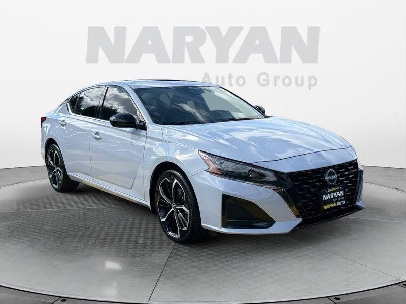 Nissan Altima photo 2