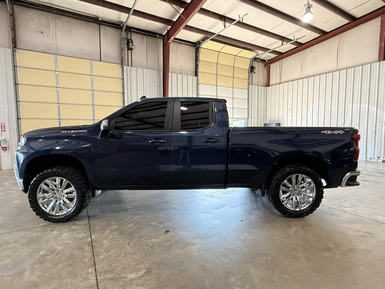 Chevrolet Silverado photo 3