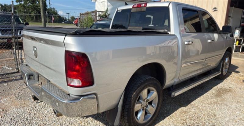 RAM 1500 SLT Crew Cab SWB 4WD 2015