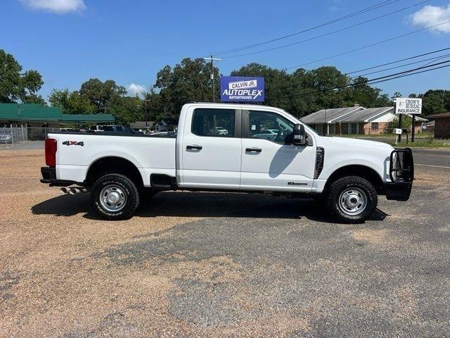 Ford F-350 SD XL Crew Cab Long Bed 4WD 2024
