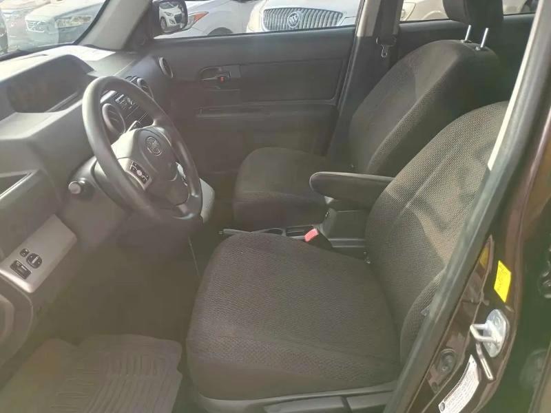 Scion xB 5-Door Wagon 5-Spd MT 2010