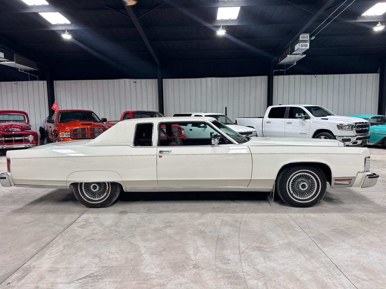 Lincoln Town Car 2-Door Sedan 1977