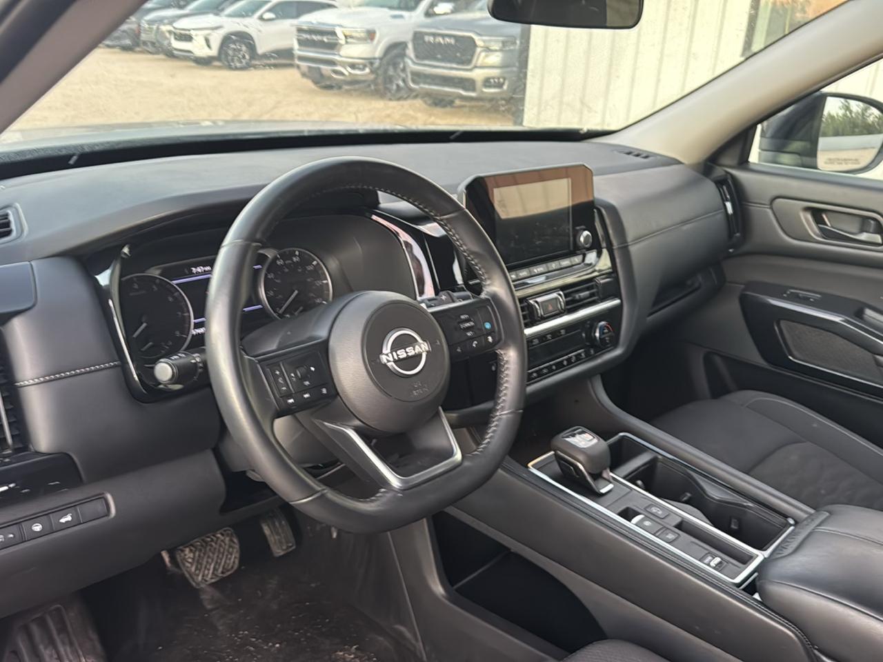 Nissan Pathfinder SV 2025