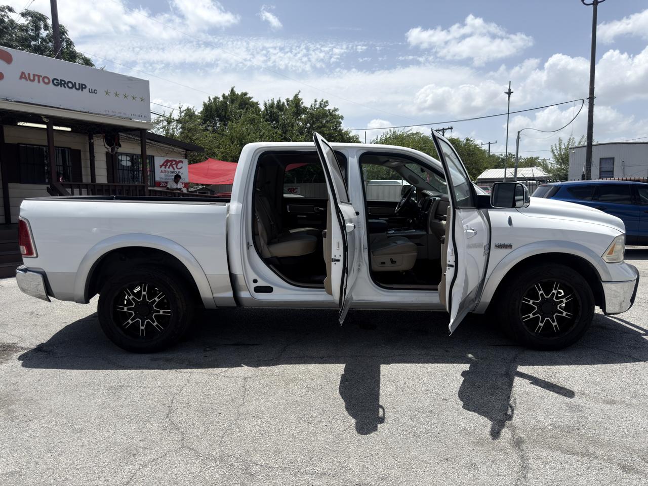 RAM 1500 Laramie Crew Cab SWB 2WD 2013