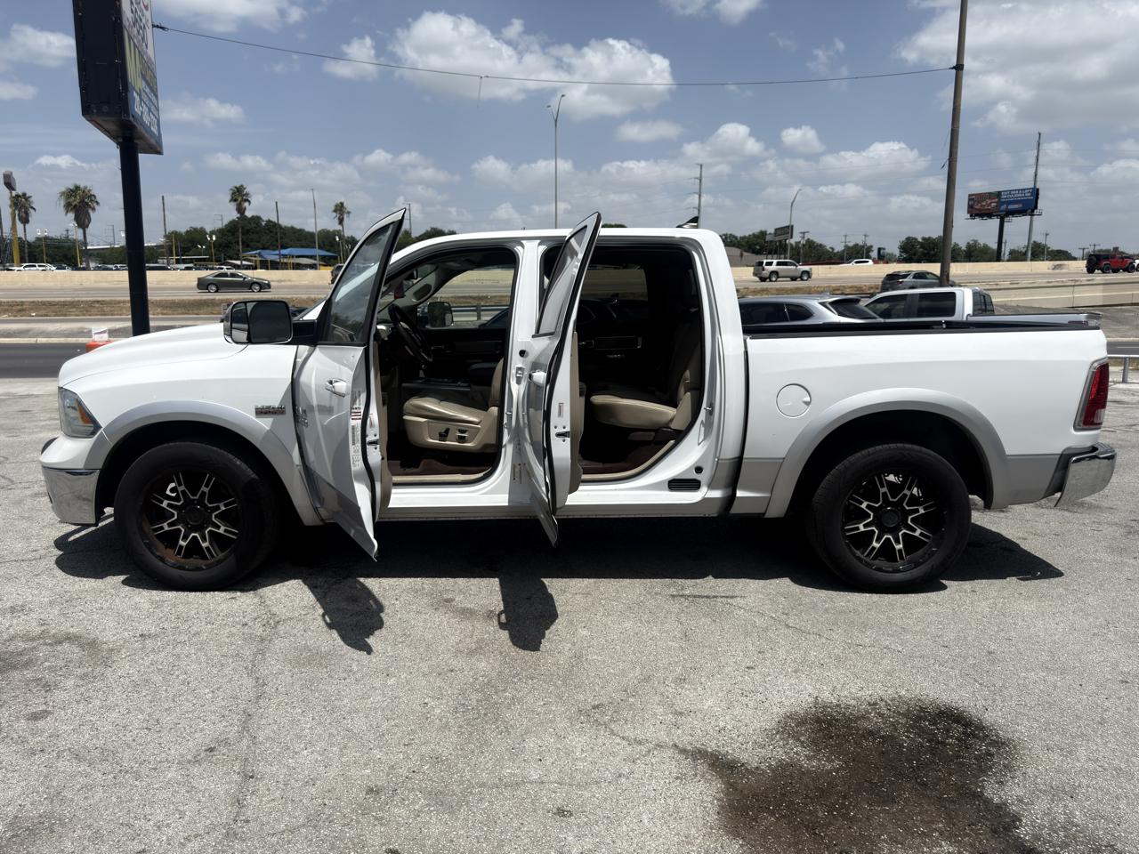 RAM 1500 Laramie Crew Cab SWB 2WD 2013