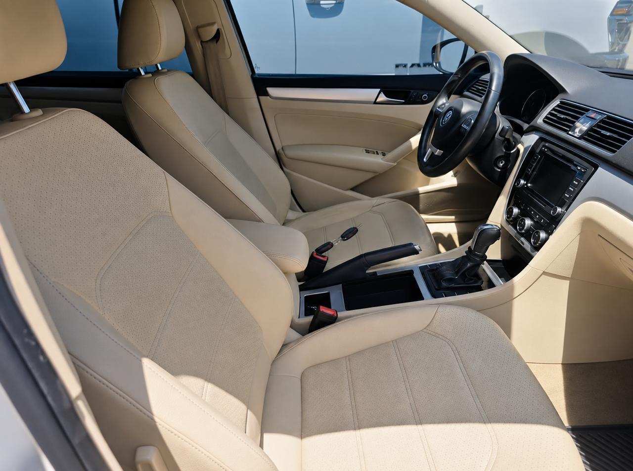 Volkswagen Passat 2.5L SE AT 2012