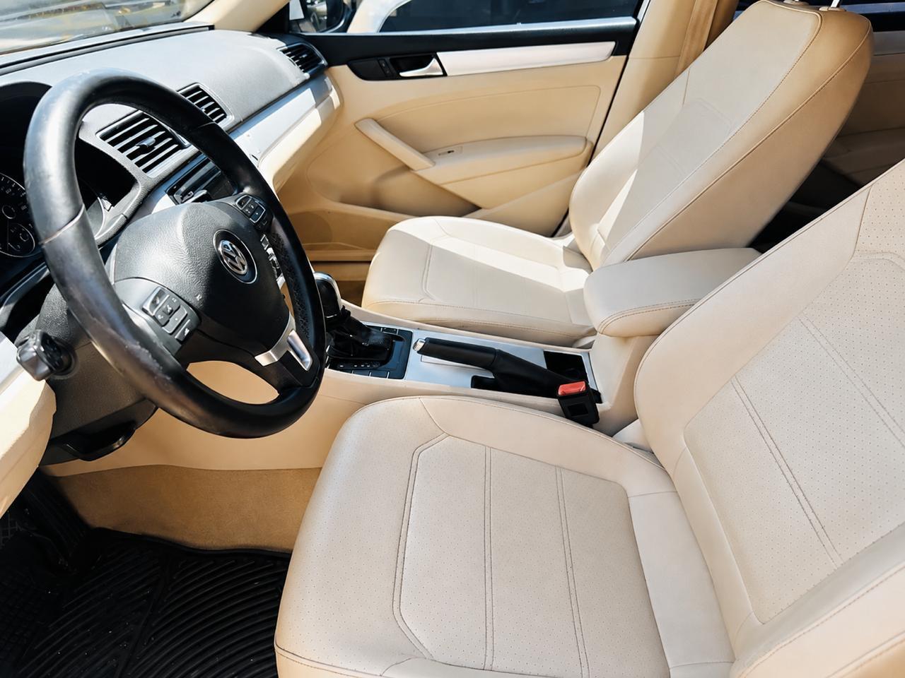 Volkswagen Passat 2.5L SE AT 2012