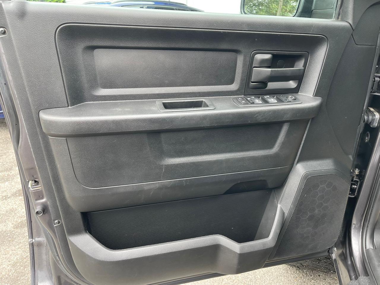 RAM 1500 Classic Express 4x4 Crew Cab 5'7" Box 2020