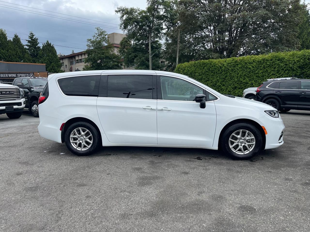 Chrysler Pacifica Touring-L FWD 2024