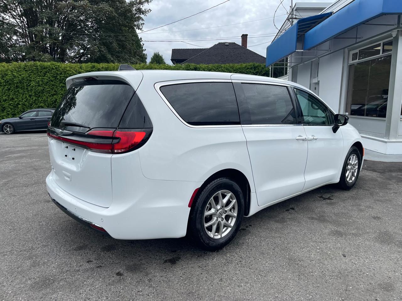 Chrysler Pacifica Touring-L FWD 2024