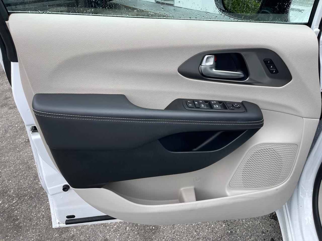 Chrysler Pacifica Touring-L FWD 2024