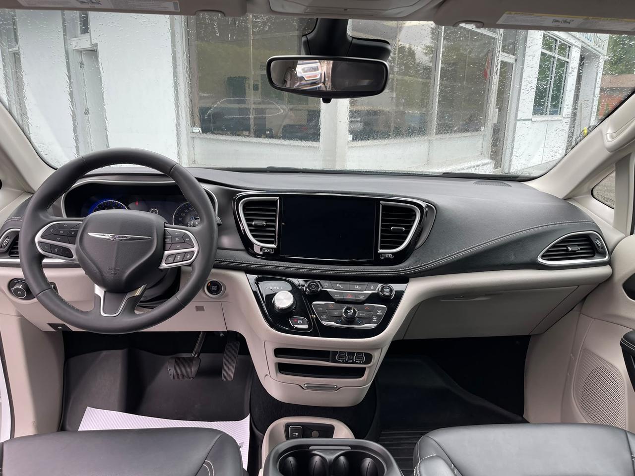 Chrysler Pacifica Touring-L FWD 2024