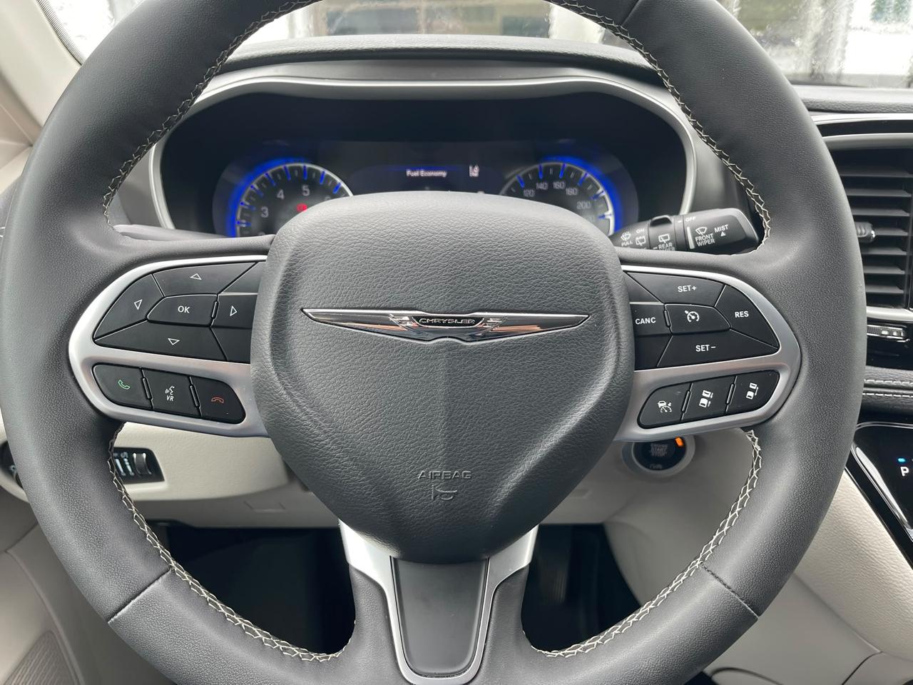 Chrysler Pacifica Touring-L FWD 2024