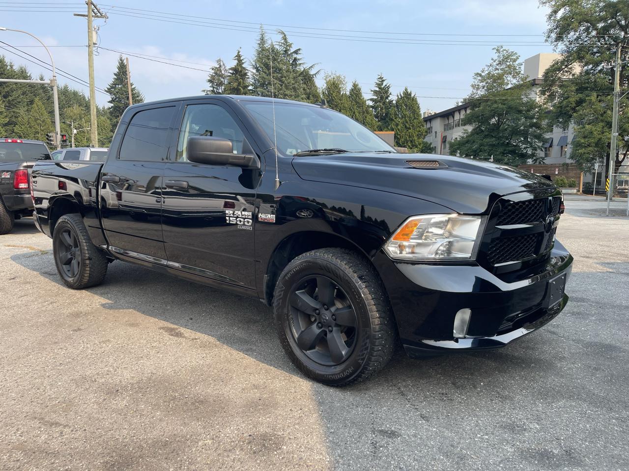 RAM 1500 Classic Express 4x4 Crew Cab 5'7" Box 2022