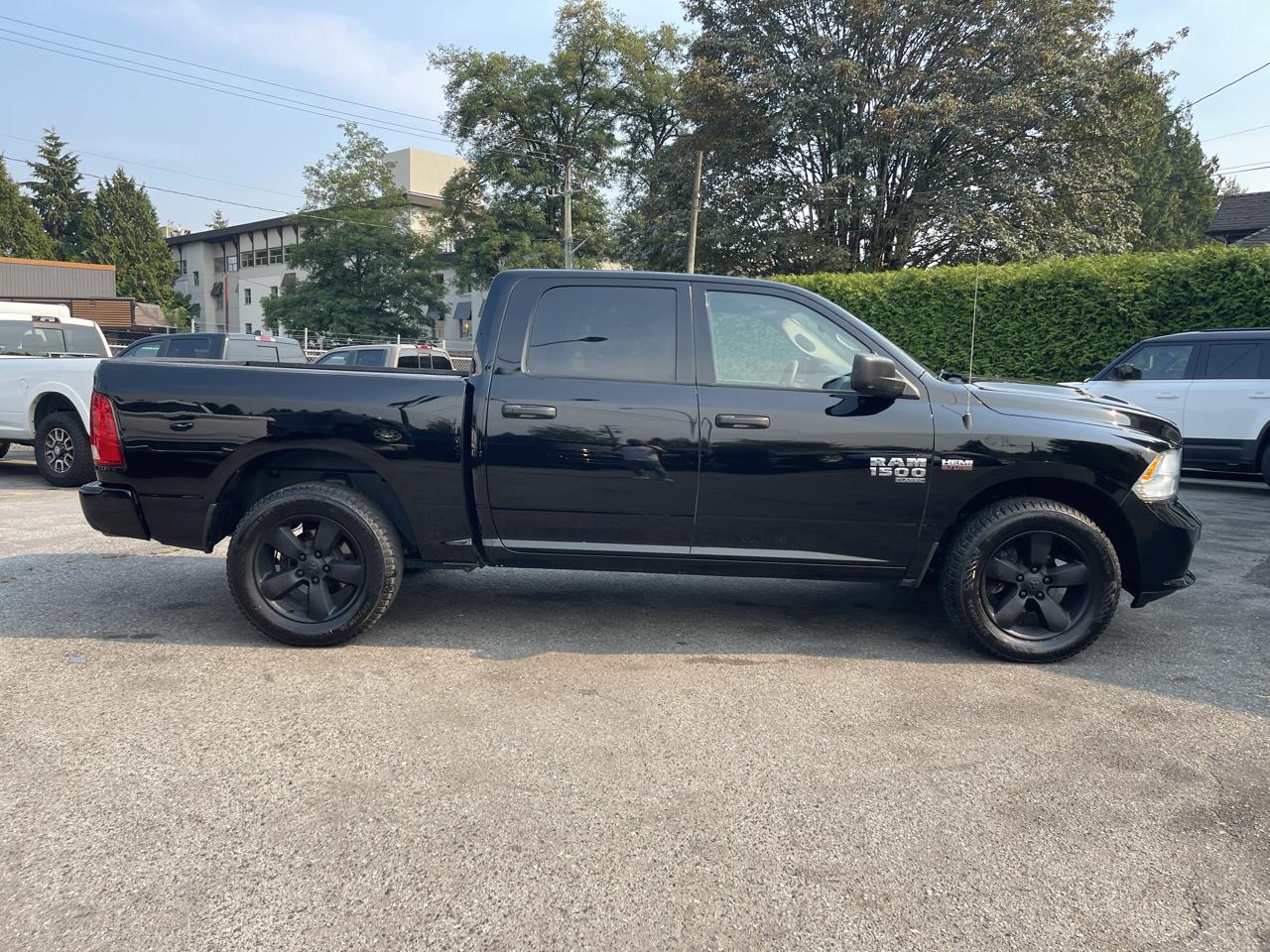 RAM 1500 Classic Express 4x4 Crew Cab 5'7" Box 2022