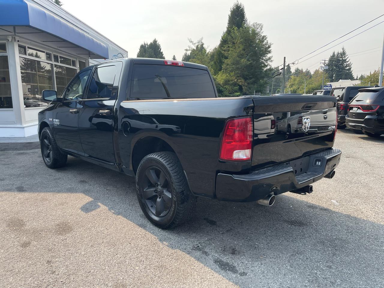 RAM 1500 Classic Express 4x4 Crew Cab 5'7" Box 2022
