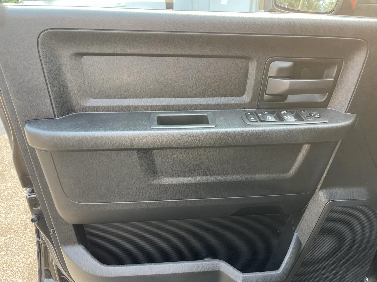 RAM 1500 Classic Express 4x4 Crew Cab 5'7" Box 2022