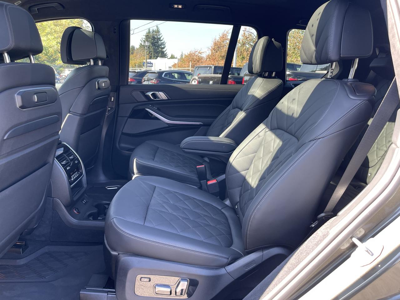 BMW X7 xDrive40i Sports Activity Vehicle 2025