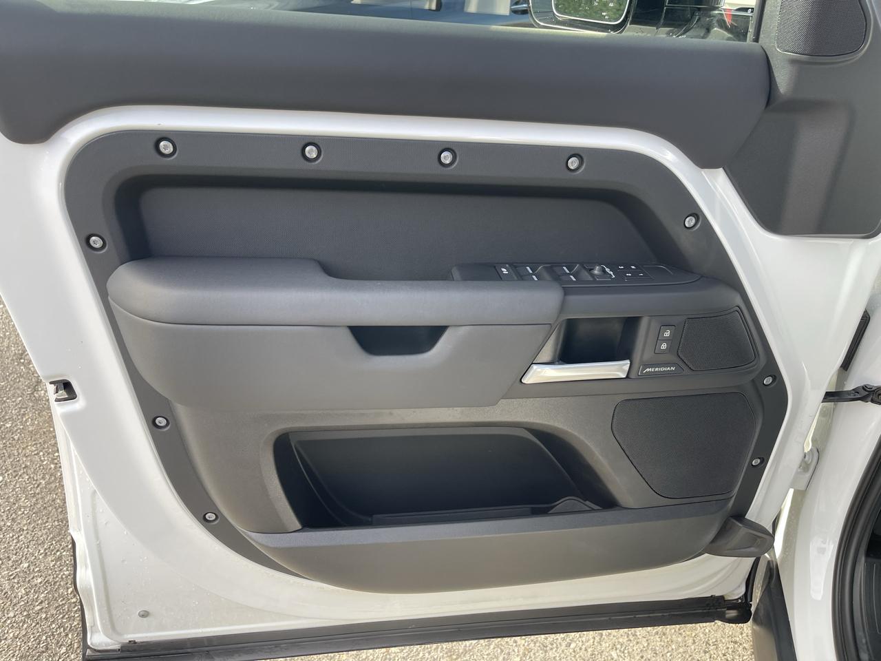 Land Rover Defender 110 P300 S 2025