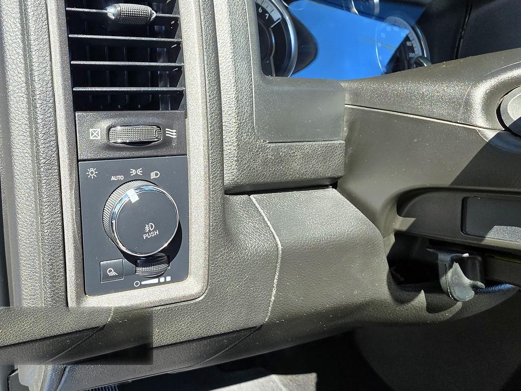 RAM 1500 Classic Express 4x4 Crew Cab 5'7" Box 2023