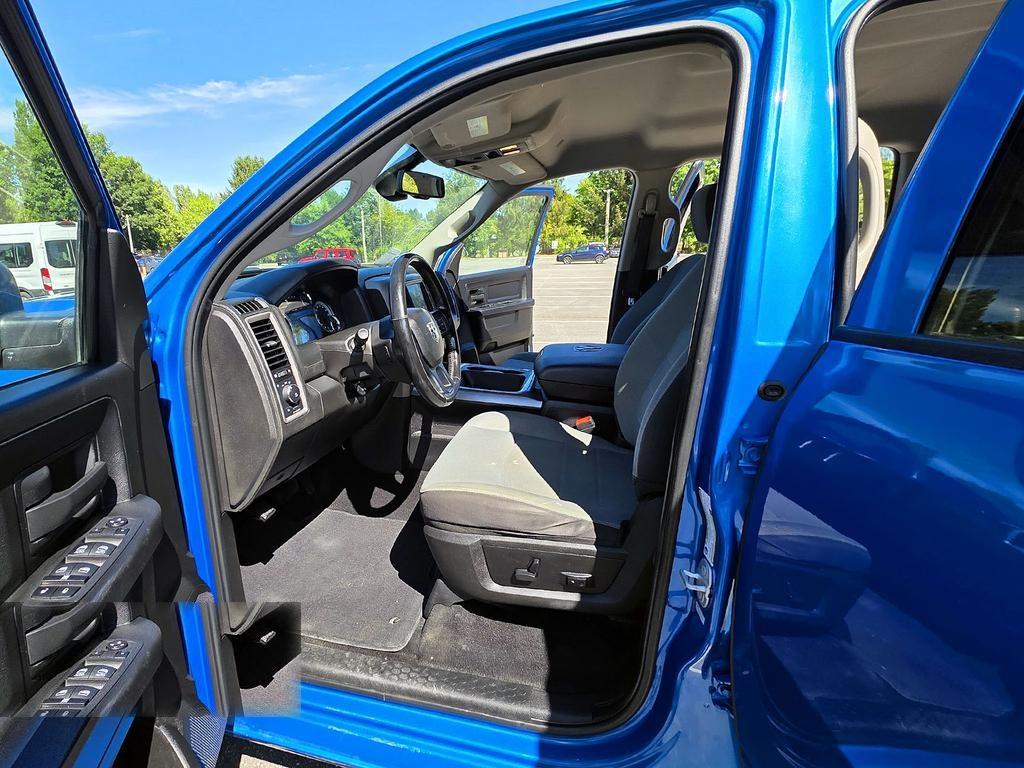 RAM 1500 Classic Express 4x4 Crew Cab 5'7" Box 2023