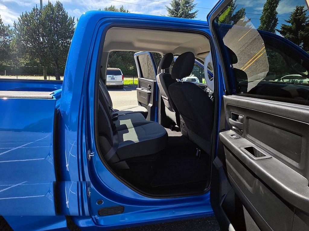 RAM 1500 Classic Express 4x4 Crew Cab 5'7" Box 2023