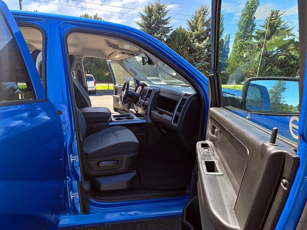 RAM 1500 Classic Express 4x4 Crew Cab 5'7" Box 2023