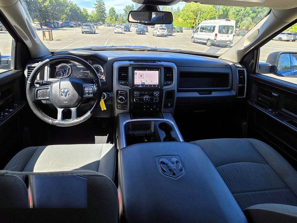 RAM 1500 Classic Express 4x4 Crew Cab 5'7" Box 2023